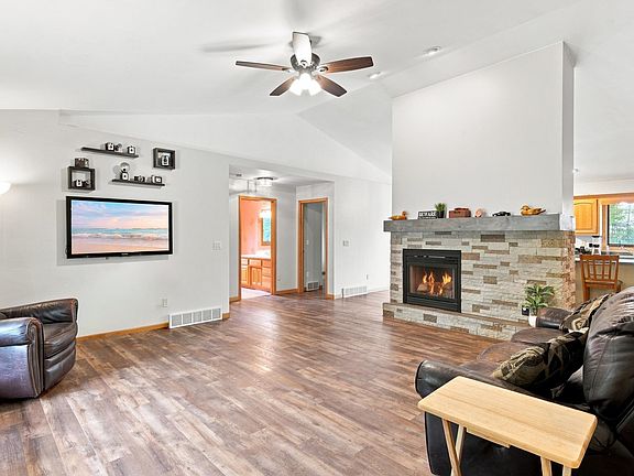 3rd image of 1075 Kim Ln