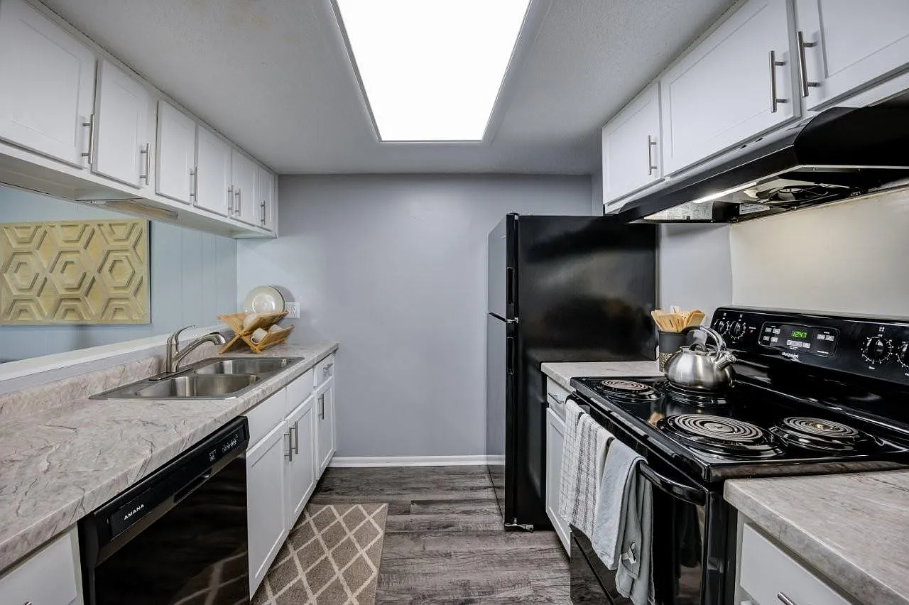 Astoria Park Apartment Homes — Photo 4