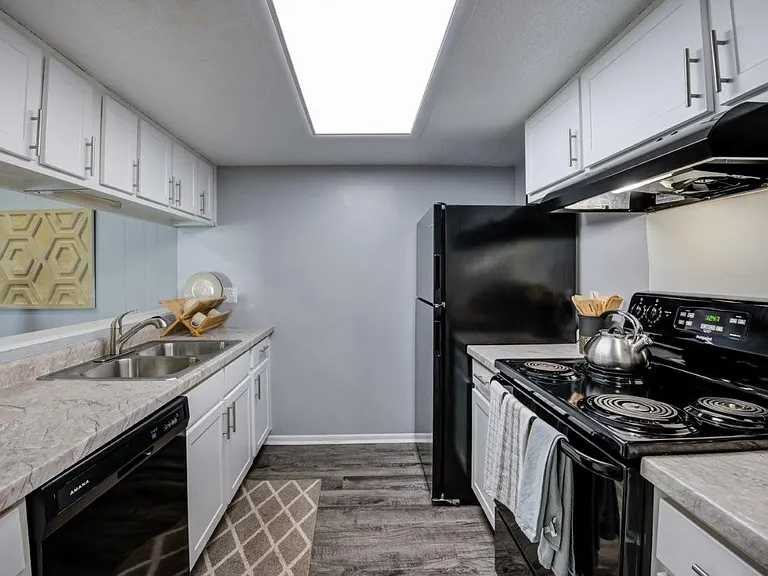 Astoria Park Apartment Homes — Photo 2