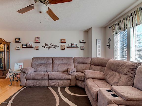 4th image of 4580 Doncaster Ave