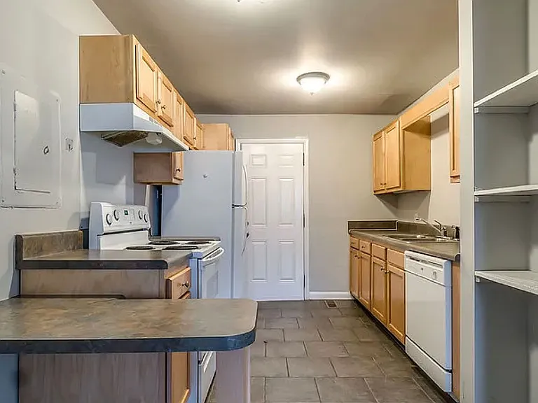 1019 Summit Ave — Photo 8