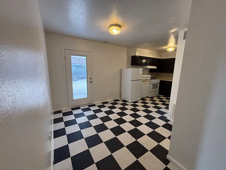 183 S 880 E #183 — Photo 3