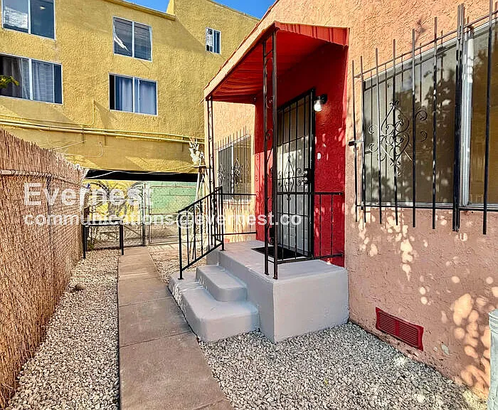 428 1/2 N Kingsley Dr — Photo 20