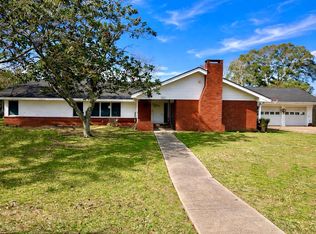 907 E Magnolia St, Angleton, TX 77515