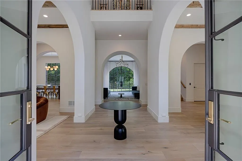 6 bed, 9.0 bath, 11000 sqft, $50,000 — Photo 2