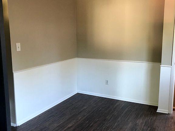 Dining area-wainscoting