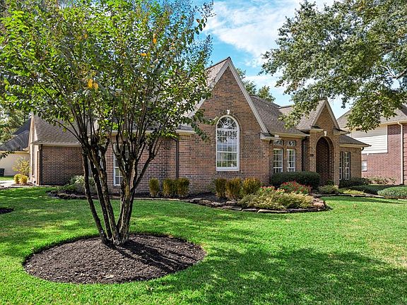 Front Yard and Entrance from intersection of Queensclub/Add In Lane.