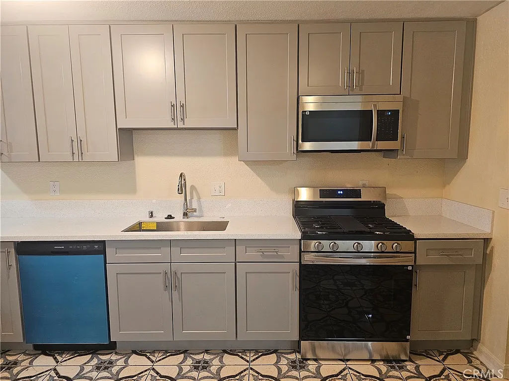 4 bed, 4.5 bath, 1355 sqft, $2,450 — Photo 3