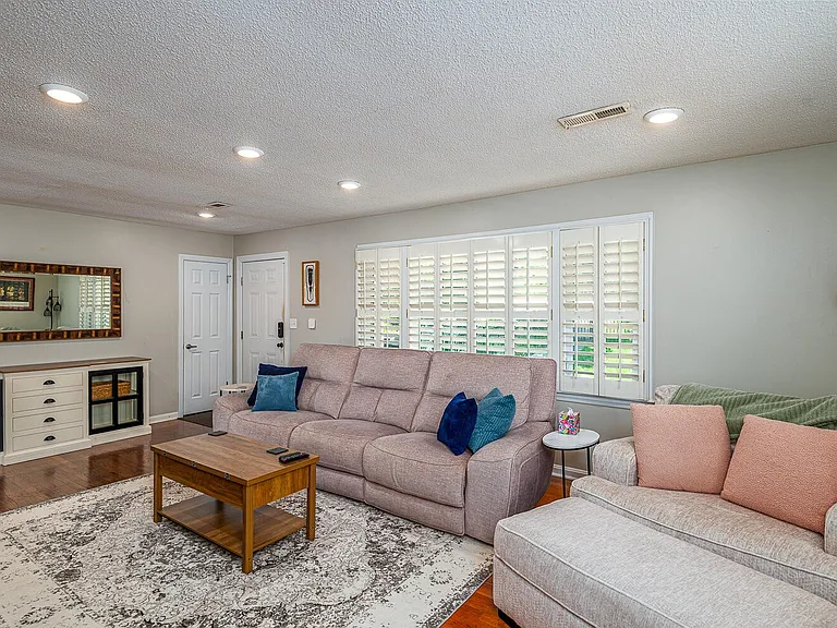 3902 Laird Ln — Photo 4