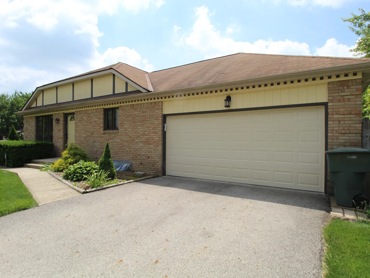 1961 Bayswater Dr. — Photo 2