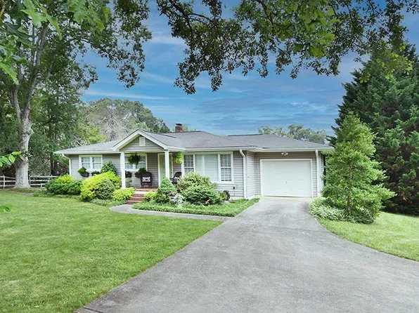 6123 Skylark Rd, Pfafftown, NC 27040