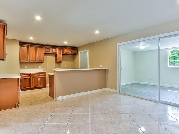 4th image of 1464 Edgehill Dr