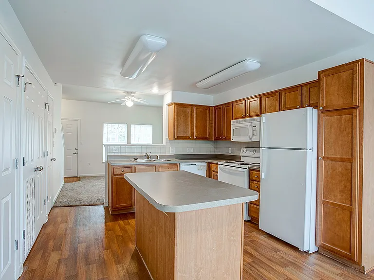 2801 S Scott St — Photo 2
