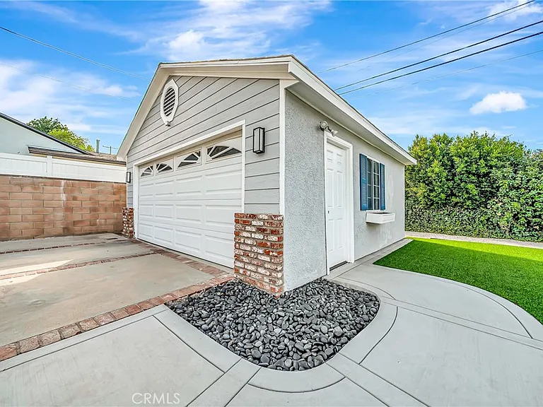 22907 Leonora Dr — Photo 42