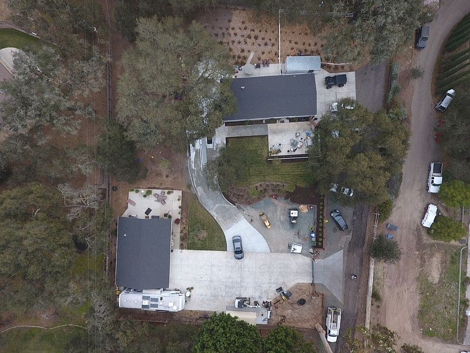 2nd image of 915 Nine Oaks Ln