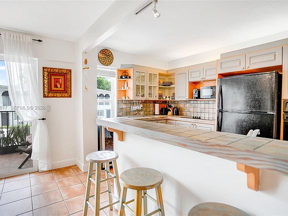 3rd image of 1455 West Ave APT 202