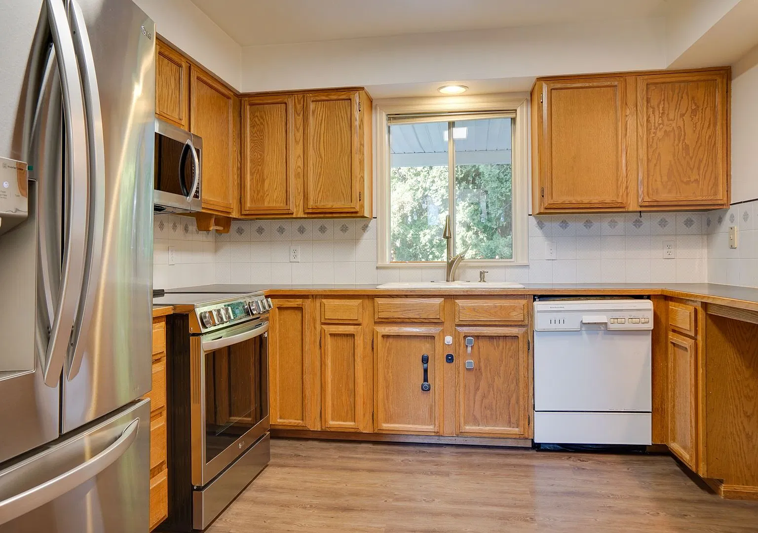 Desirable Eagle Lane Townhome — Photo 2