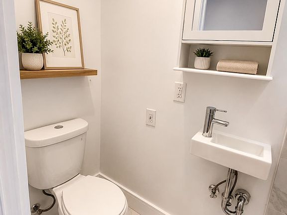 5th image of 141 Halladay St Floor 2