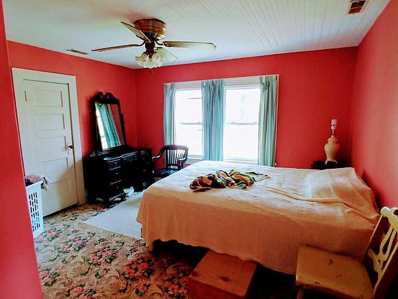 2nd image of 825 Fleming St