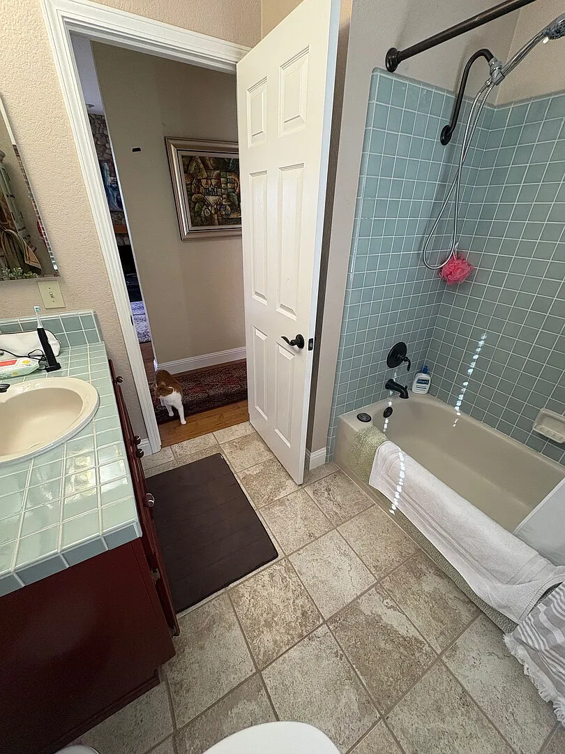 Cozy cabin feel. 1 bedroom, 1 bathroom, family room, office — Photo 4