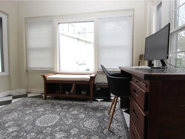417 E Gore St — Photo 4