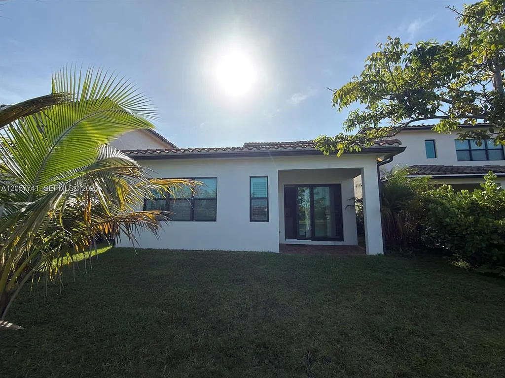 SW 113th Way, Pembroke Pines — Photo 2