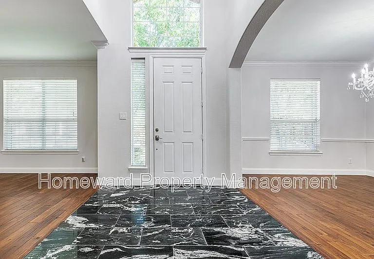 7526 Greenvalley Ln — Photo 3