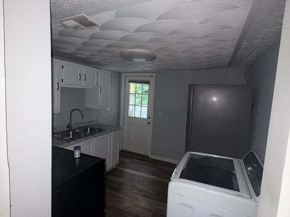 2nd image of 1811 Owen St