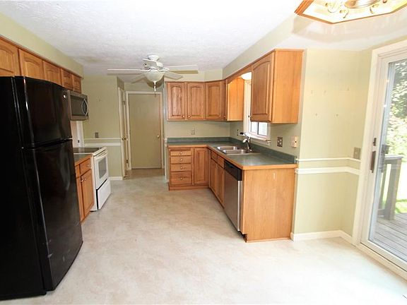3rd image of 5864 Mountain Ash Dr