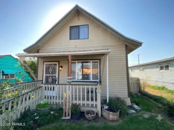105 W 4th St, Wapato, WA 98951