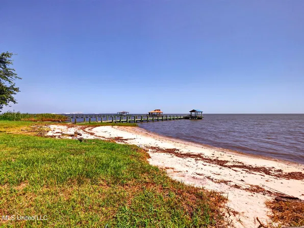 1401 Seacliffe Dr, Gautier, MS 39553