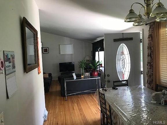 4th image of 8 Haight Dr