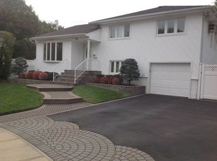 2 Harold Ct, Plainview, NY 11803