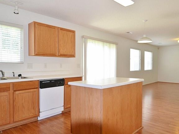 3rd image of 845 Stockport Way