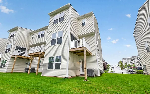 3 bed, 2076 sqft, $2,900 — Photo 2