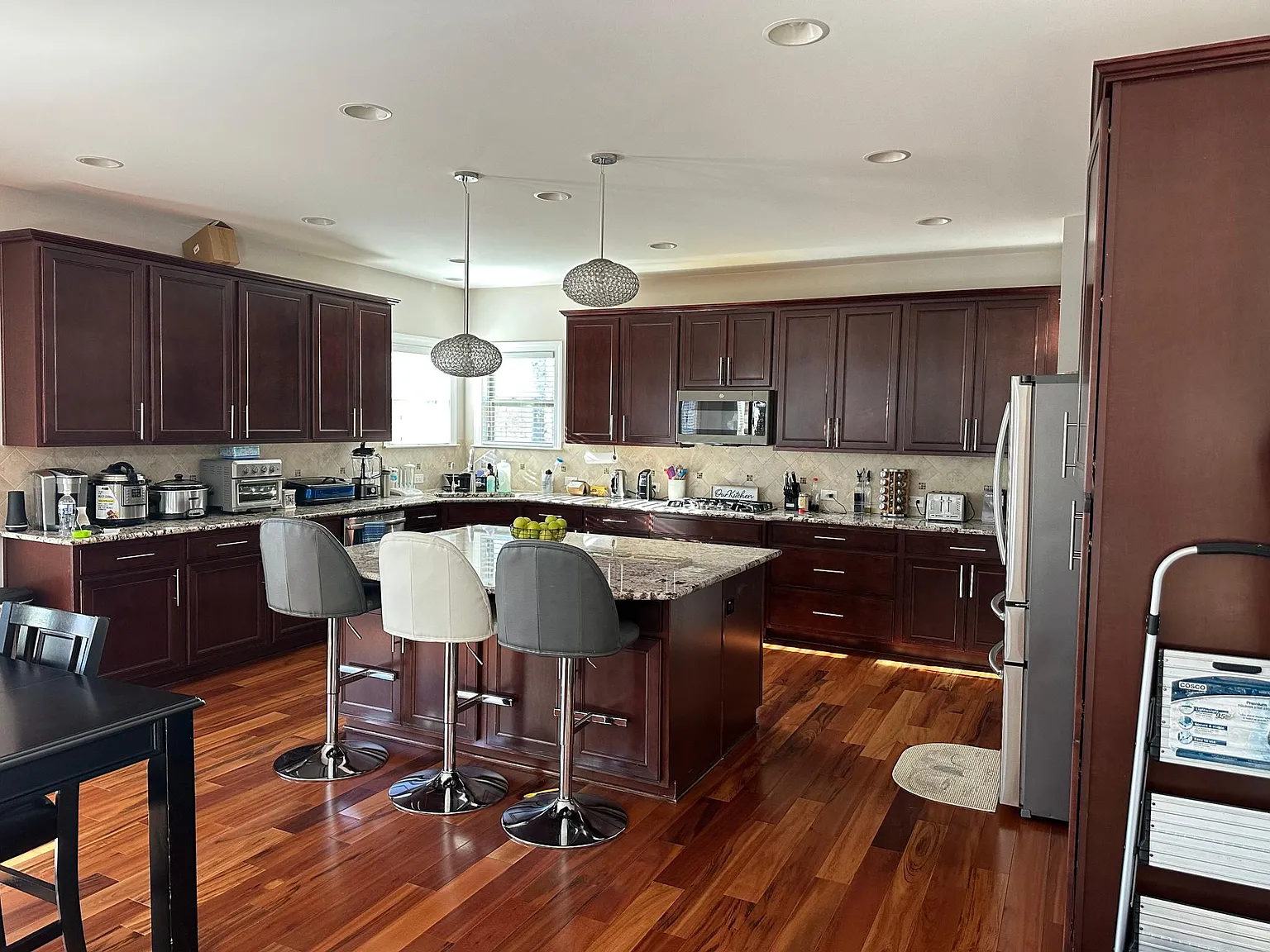 5 bed, 3861 sqft, $3,300 — Photo 2