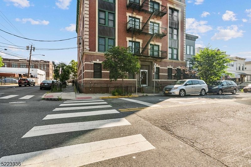 1st image of 608 Bramhall Ave #5D