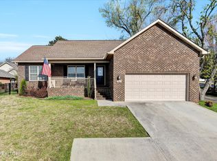 911 Montgomery Ln, Maryville, TN 37803
