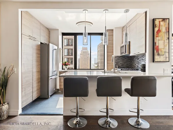 255 East 49th Street image 2 of 6