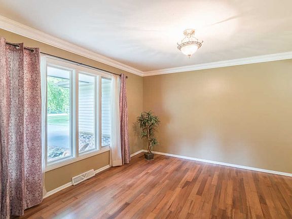 4th image of 44 Lynn Dr