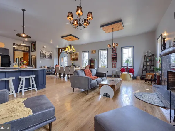 72 S Main St, Seven Valleys, PA 17360