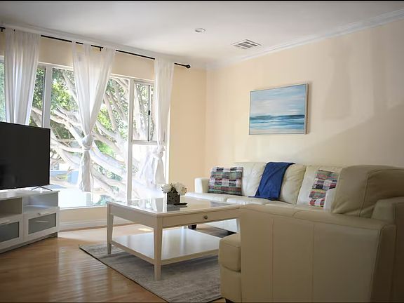 2nd image of 1033 20th St Unit E