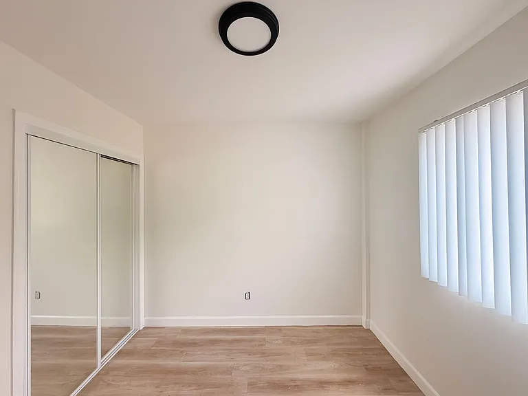 1815 S Burlington Ave — Photo 9