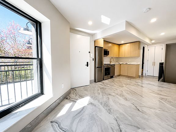 3rd image of 637 Quincy St APT 1
