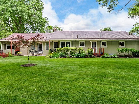 4th image of 22 Scott Cir
