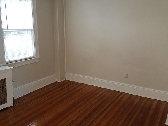 4th image of 126 Brook St