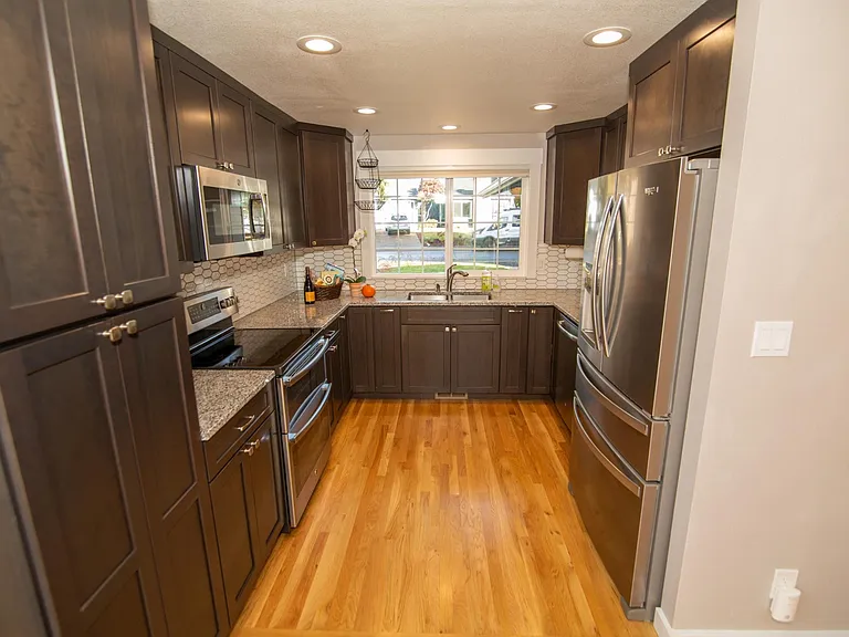 Updated, light & bright kitchen with new appliances!