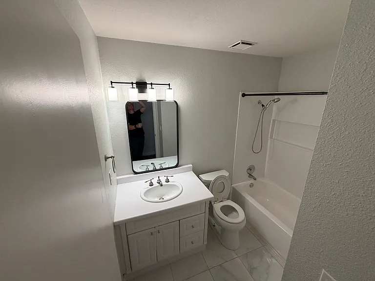 431 E Juanita Ave — Photo 2