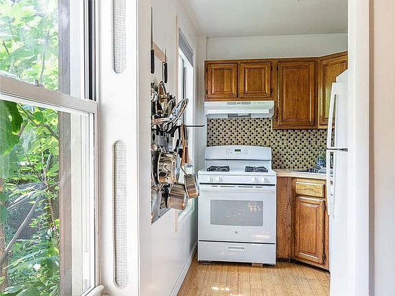 4th image of 212 Guernsey St
