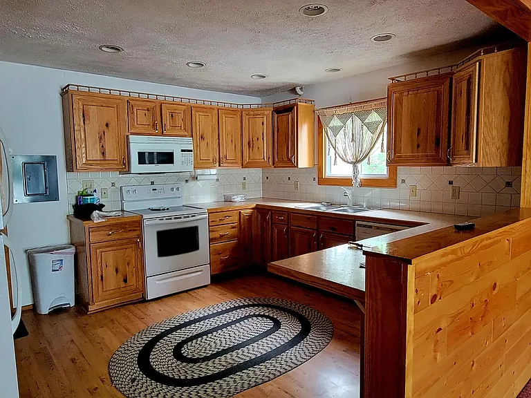 3651 Holiday Dr — Photo 2
